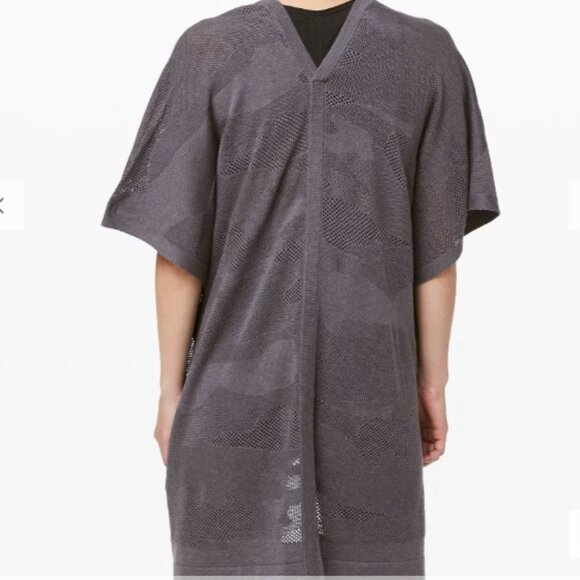 LULULEMON Find Your Light Wrap. OSFM - Picture 10 of 12